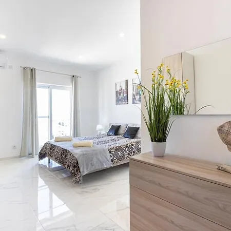 H4- Modern Penthouse With Large Terrace And Views * San Gwann